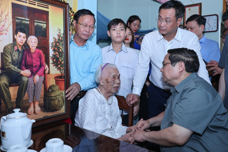 Thủ tướng thăm Mẹ Việt Nam anh hùng, dâng hương tại Thành cổ Quảng Trị và Nghĩa trang Đường 9- Ảnh 4.