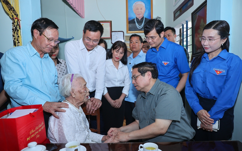 Thủ tướng thăm Mẹ Việt Nam anh hùng, dâng hương tại Thành cổ Quảng Trị và Nghĩa trang Đường 9