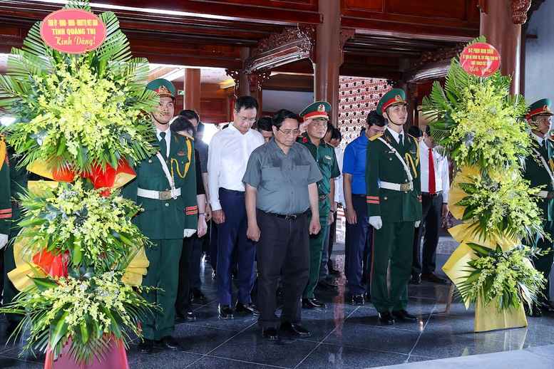 Thủ tướng dâng hương tưởng niệm Tổng Bí thư Lê Duẩn và Đại tướng Nguyễn Chí Thanh- Ảnh 1.