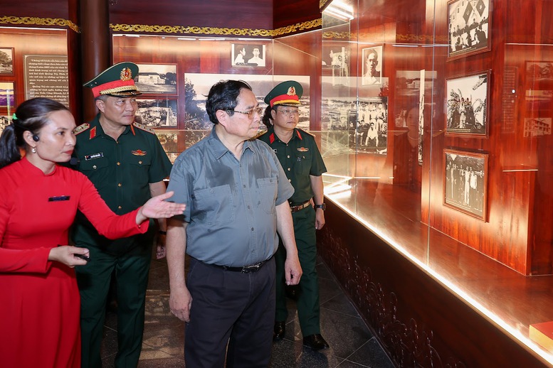 Thủ tướng dâng hương tưởng niệm Tổng Bí thư Lê Duẩn và Đại tướng Nguyễn Chí Thanh- Ảnh 3.