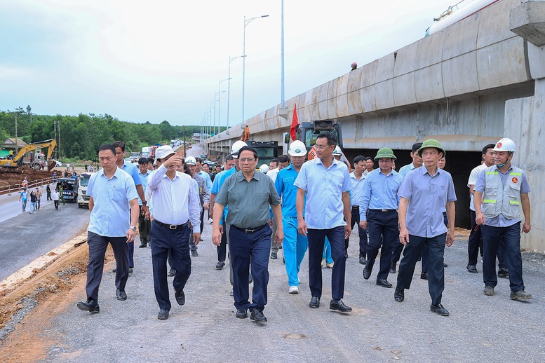 Thủ tướng kiểm tra 3 dự án cao tốc, sân bay, cảng biển trọng điểm tại Quảng Trị- Ảnh 1.