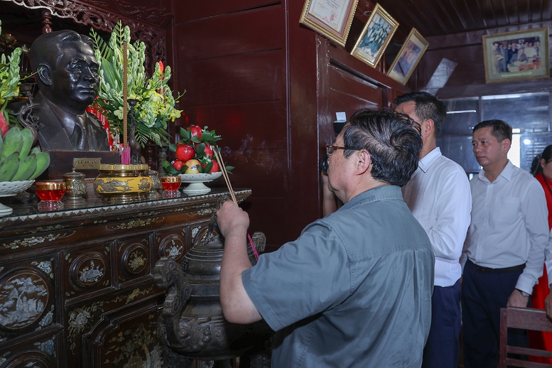 Thủ tướng dâng hương tưởng niệm Tổng Bí thư Lê Duẩn và Đại tướng Nguyễn Chí Thanh- Ảnh 2.