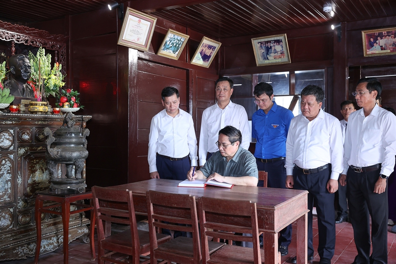 Thủ tướng dâng hương tưởng niệm Tổng Bí thư Lê Duẩn và Đại tướng Nguyễn Chí Thanh- Ảnh 4.