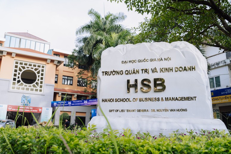 Trường Quản trị và Kinh doanh (ĐHQGHN) công bố phương thức xét tuyển và bảng quy đổi điểm năm 2025- Ảnh 1.