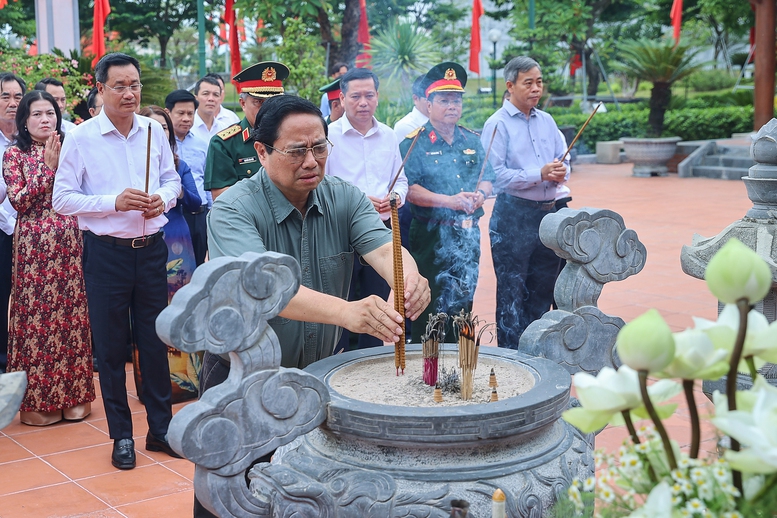 Thủ tướng tưởng nhớ, tri ân Chủ tịch Hồ Chí Minh và các Anh hùng liệt sĩ tại Quảng Trị- Ảnh 1.