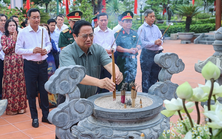 Thủ tướng tưởng nhớ, tri ân Chủ tịch Hồ Chí Minh và các Anh hùng liệt sĩ tại Quảng Trị