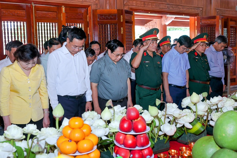 Thủ tướng tưởng nhớ, tri ân Chủ tịch Hồ Chí Minh và các Anh hùng liệt sĩ tại Quảng Trị- Ảnh 2. Thủ tướng tưởng nhớ, tri ân Chủ tịch Hồ Chí Minh và các Anh hùng liệt sĩ tại Quảng Trị- Ảnh 2.