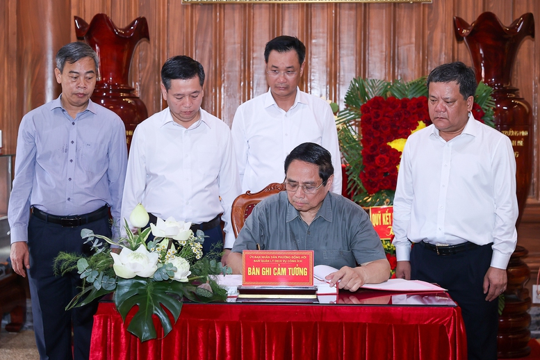 Thủ tướng tưởng nhớ, tri ân Chủ tịch Hồ Chí Minh và các Anh hùng liệt sĩ tại Quảng Trị- Ảnh 3. Thủ tướng tưởng nhớ, tri ân Chủ tịch Hồ Chí Minh và các Anh hùng liệt sĩ tại Quảng Trị- Ảnh 3.