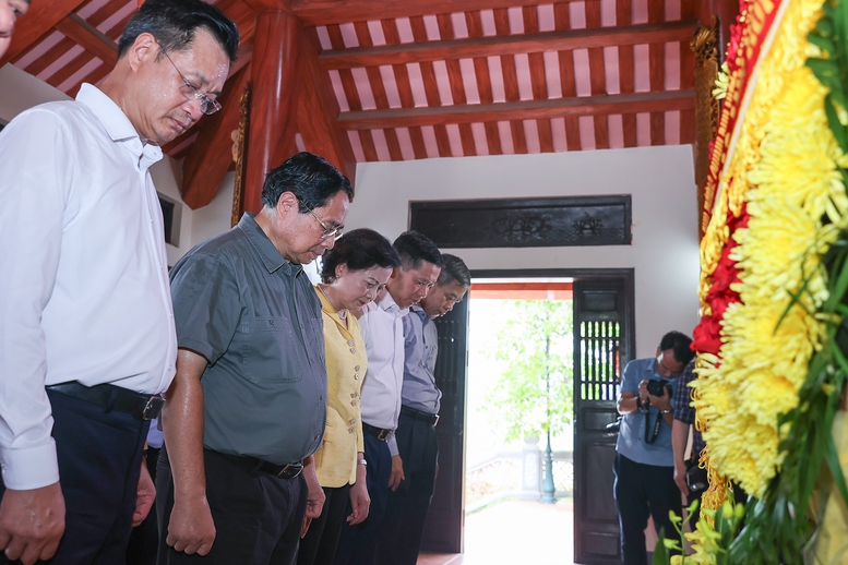 Thủ tướng tưởng nhớ, tri ân Chủ tịch Hồ Chí Minh và các Anh hùng liệt sĩ tại Quảng Trị- Ảnh 4. Thủ tướng tưởng nhớ, tri ân Chủ tịch Hồ Chí Minh và các Anh hùng liệt sĩ tại Quảng Trị- Ảnh 4.