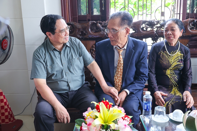 Thủ tướng khảo sát dự án Nhà ga T2 sân bay Đồng Hới và thăm gia đình thương binh tại Quảng Trị- Ảnh 1.