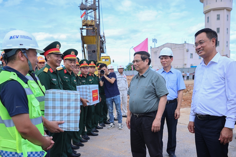 Thủ tướng khảo sát dự án Nhà ga T2 sân bay Đồng Hới và thăm gia đình thương binh tại Quảng Trị- Ảnh 4.