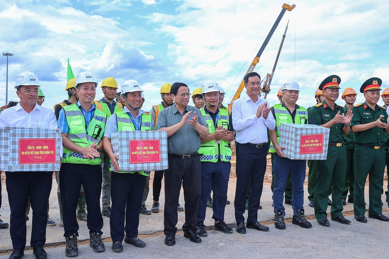 Thủ tướng khảo sát dự án Nhà ga T2 sân bay Đồng Hới và thăm gia đình thương binh tại Quảng Trị- Ảnh 5.