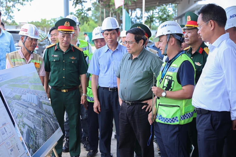 Thủ tướng khảo sát dự án Nhà ga T2 sân bay Đồng Hới và thăm gia đình thương binh tại Quảng Trị- Ảnh 3.