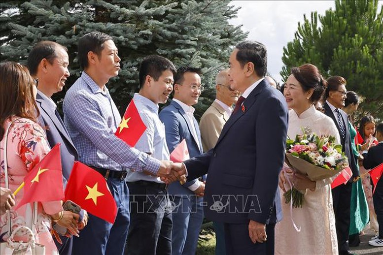 Chủ tịch Quốc hội Trần Thanh Mẫn gặp gỡ cộng đồng người Việt Nam tại Thụy Sĩ- Ảnh 1.
