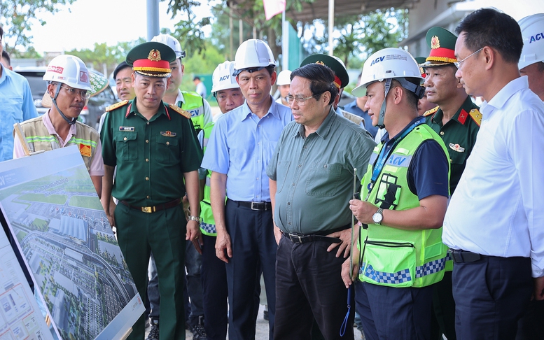 Thủ tướng làm việc với Ban Thường vụ Tỉnh ủy Quảng Trị và kiểm tra nhà ga T2 sân bay Đồng Hới