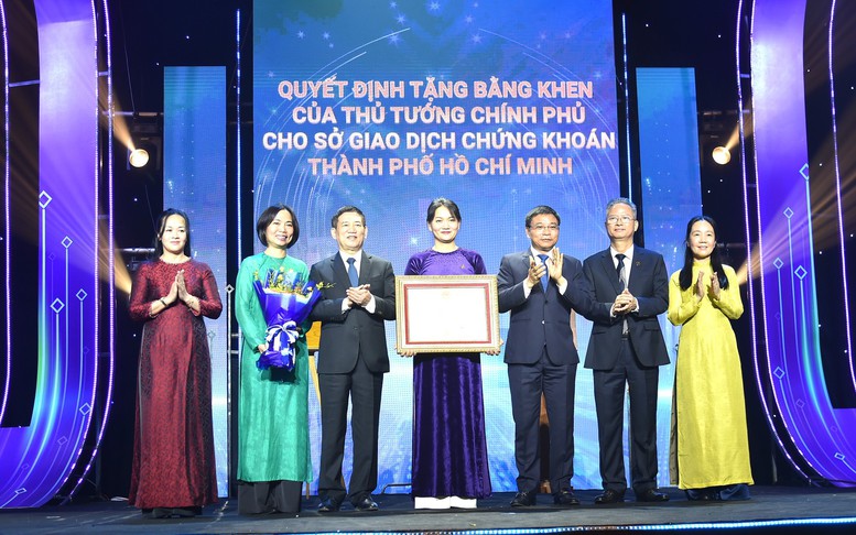 Bước chuyển mình ngoạn mục của thị trường chứng khoán Việt Nam - Bệ phóng cho doanh nghiệp phát triển