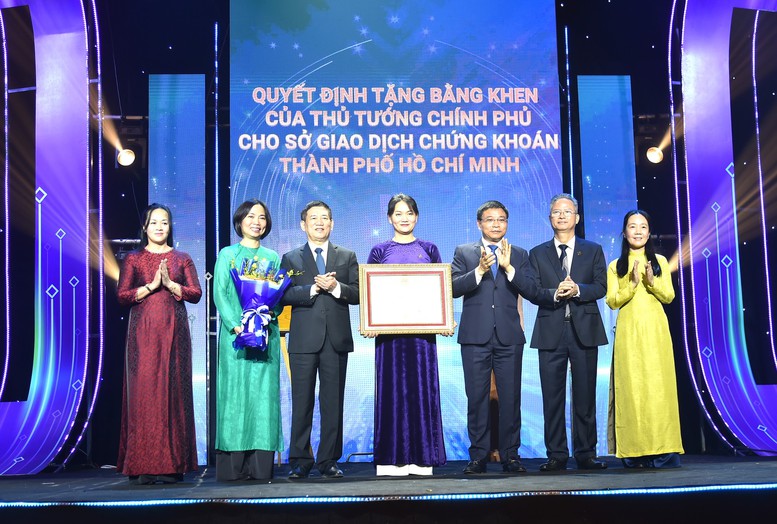 Bước chuyển mình ngoạn mục của thị trường chứng khoán Việt Nam - Bệ phóng cho doanh nghiệp phát triển- Ảnh 3.