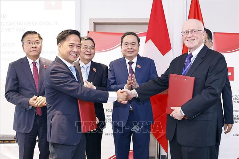 Chủ tịch Quốc hội dự tọa đàm về xây dựng, vận hành Trung tâm tài chính quốc tế- Ảnh 2.
