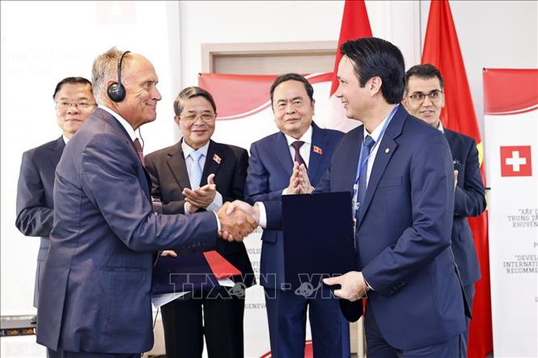 Chủ tịch Quốc hội dự tọa đàm về xây dựng, vận hành Trung tâm tài chính quốc tế- Ảnh 4.