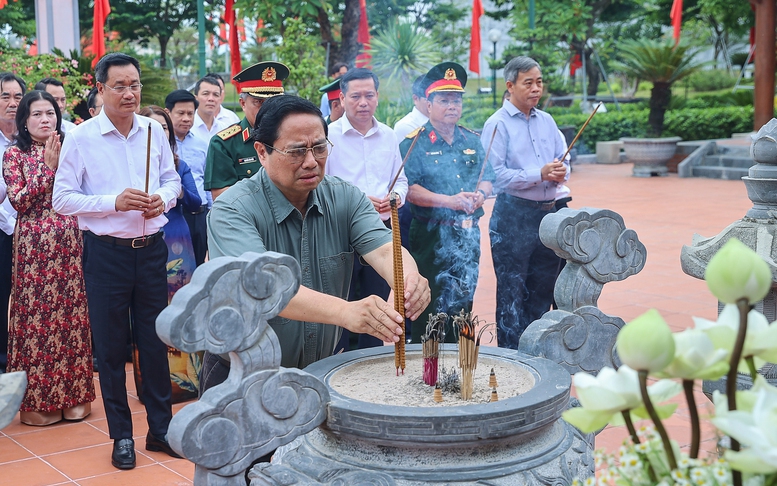Thủ tướng tưởng nhớ, tri ân Chủ tịch Hồ Chí Minh và các Anh hùng liệt sĩ, người có công