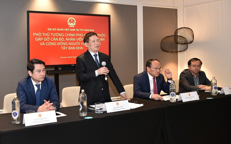 Phó Thủ tướng Hồ Đức Phớc gặp gỡ cán bộ, nhân viên Đại sứ quán và cộng đồng người Việt tại Tây Ban Nha
