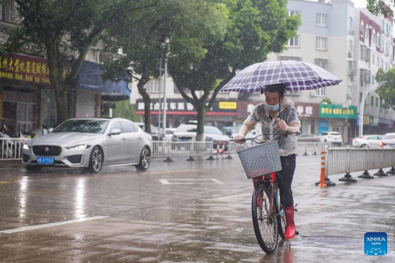 Chùm ảnh: Bão Co-may đổ bộ ven biển miền Đông Trung Quốc- Ảnh 5.