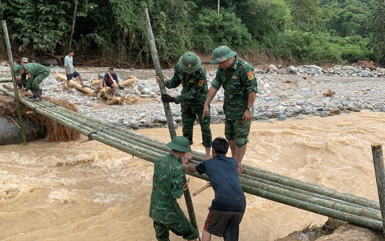 Căng sức giúp dân khắc phục hậu quả của đợt mưa lũ lịch sử