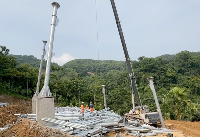 Gần 600 kỹ sư, công nhân EVNNPT 'tiếp sức' cho dự án đường dây 500kV Lào Cai - Vĩnh Yên- Ảnh 2.