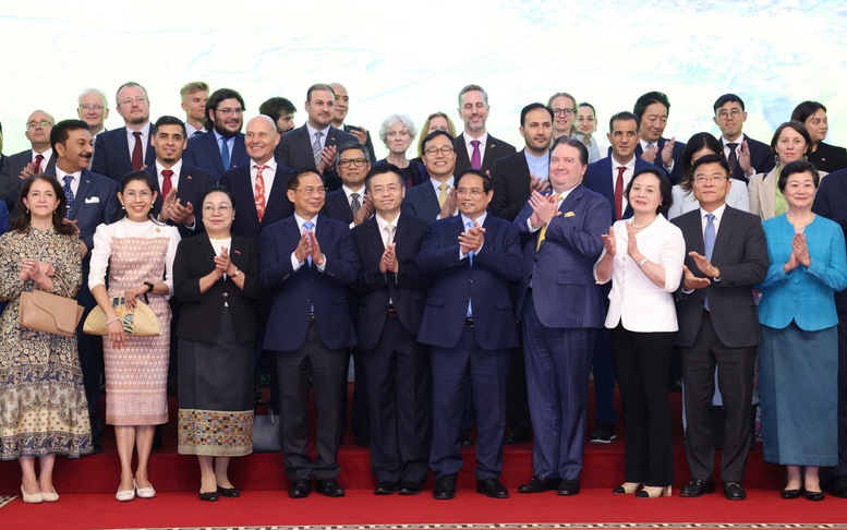 Thủ tướng gặp mặt Đoàn Ngoại giao tại Hà Nội thông tin về sắp xếp tổ chức bộ máy
