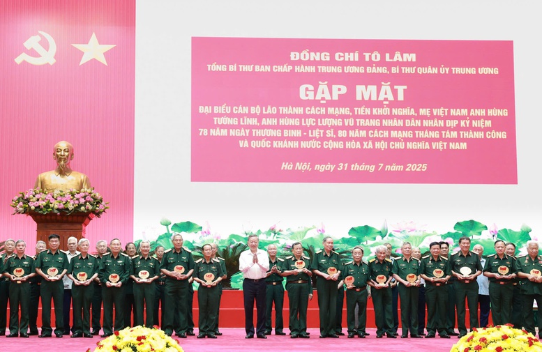 Tổng Bí thư Tô Lâm: Ghi nhớ, tri ân và trân trọng lịch sử là nền tảng để chúng ta vững bước tiến vào kỷ nguyên mới- Ảnh 7. Tổng Bí thư Tô Lâm tặng quà cho các tướng lĩnh, Anh hùng LLVTND - Ảnh: VGP/Nhật Bắc