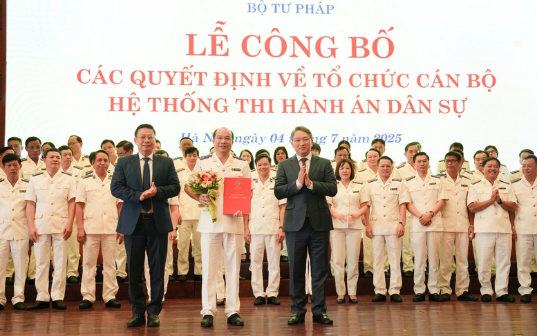 Công bố các quyết định bổ nhiệm cán bộ chủ chốt hệ thống thi hành án dân sự