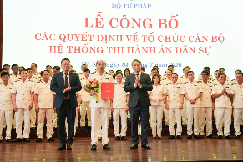 Công bố các quyết định bổ nhiệm cán bộ chủ chốt hệ thống thi hành án dân sự - Ảnh 1.