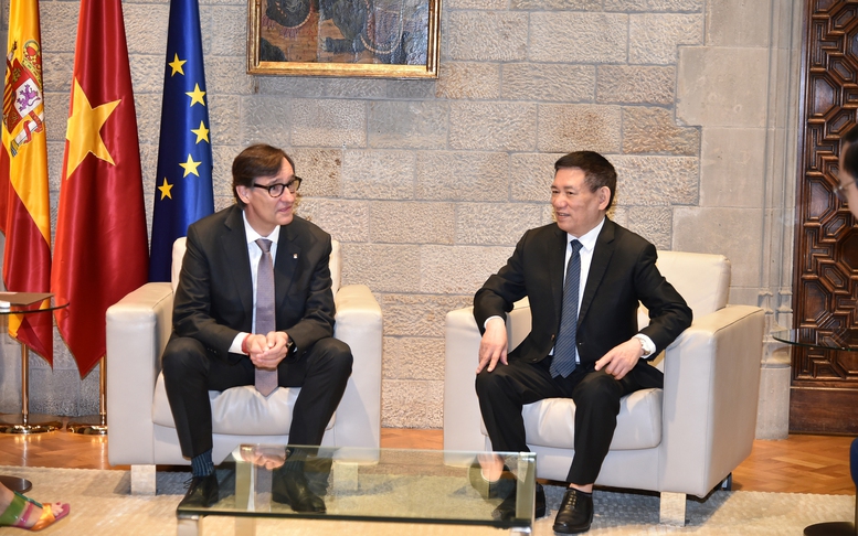 Phó Thủ tướng Hồ Đức Phớc gặp Chủ tịch vùng Catalonia