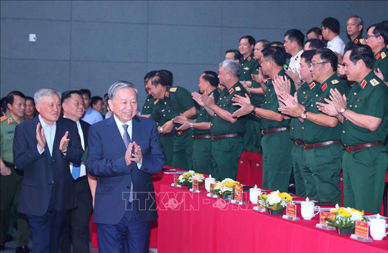 Tổng Bí thư Tô Lâm dự giao lưu nghệ thuật 'Khắc ghi lời Bác - vang nhịp quân hành'- Ảnh 1. Tổng Bí thư Tô Lâm, các đồng chí lãnh đạo Đảng, Nhà nước, Bộ Quốc phòng đến dự buổi giao lưu - Ảnh: TTXVN