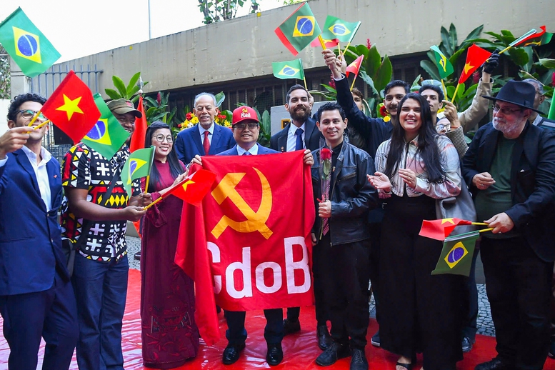 Thủ tướng Phạm Minh Chính dâng hoa tưởng niệm Chủ tịch Hồ Chí Minh tại Rio de Janeiro- Ảnh 7.