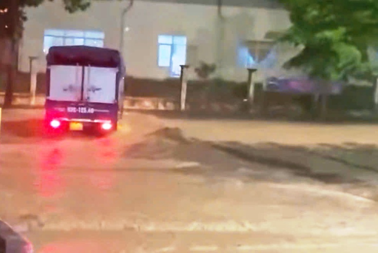 Đà Nẵng: Mưa lớn ngập nhiều nơi, cảnh báo lũ quét, sạt lở đất, sụt lún- Ảnh 1.