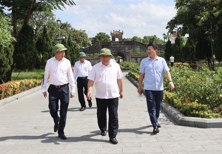 Phó Thủ tướng Nguyễn Chí Dũng tri ân các anh hùng liệt sĩ- Ảnh 1.