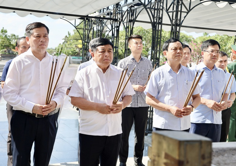 Phó Thủ tướng Nguyễn Chí Dũng tri ân các anh hùng liệt sĩ- Ảnh 5.