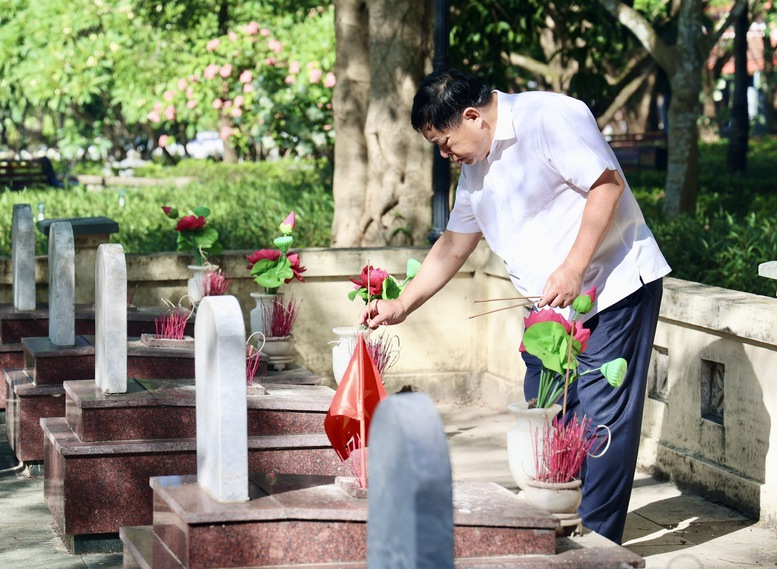 Phó Thủ tướng Nguyễn Chí Dũng tri ân các anh hùng liệt sĩ- Ảnh 8.