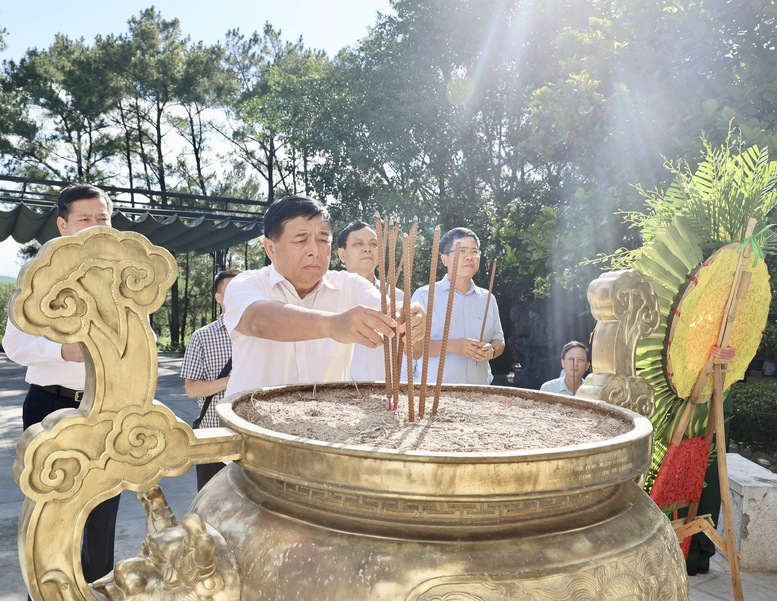 Phó Thủ tướng Nguyễn Chí Dũng tri ân các anh hùng liệt sĩ- Ảnh 9.
