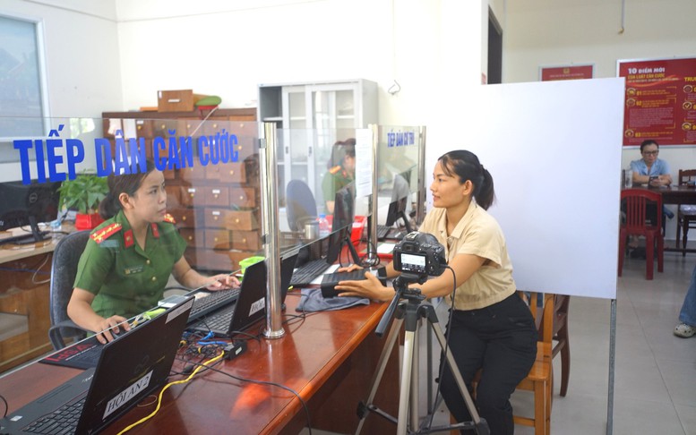 Lực lượng Công an tích cực hỗ trợ người dân thực hiện thủ tục hành chính sau sáp nhập