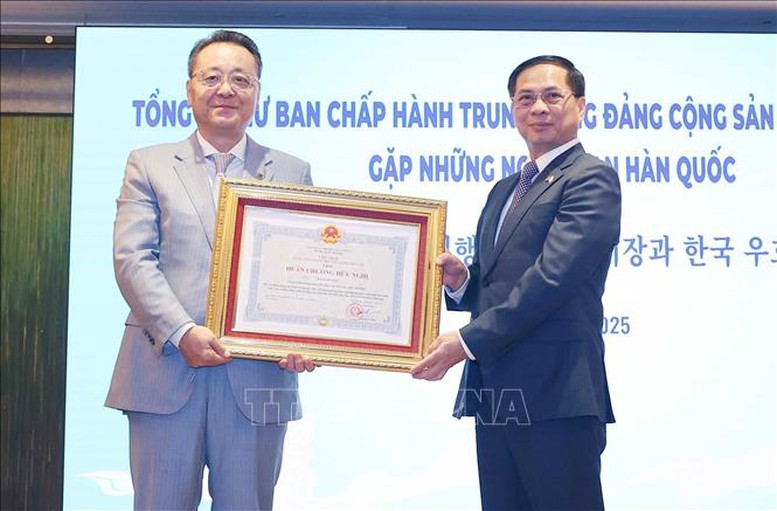 Phó Thủ tướng, Bộ trưởng Ngoại giao Bùi Thanh Sơn trao tặng Huân chương Hữu nghị cho ông Chang Ho Ick, Chủ tịch Hội những người Hàn Quốc yêu Việt Nam - Ảnh: TTXVN