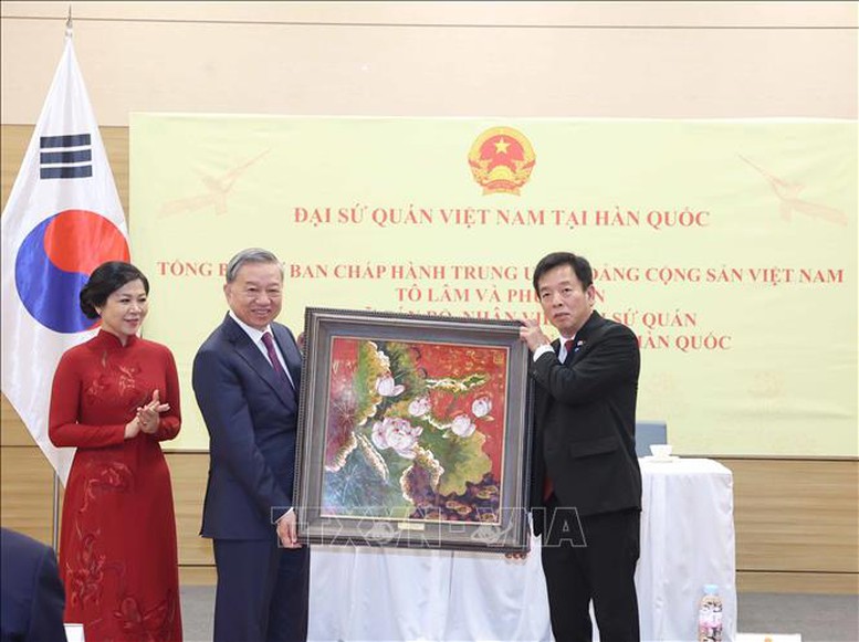Tổng Bí thư Tô Lâm tặng quà cho cán bộ, nhân viên Đại sứ quán Việt Nam tại Hàn Quốc - Ảnh: TXVN