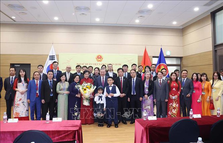 Tổng Bí thư Tô Lâm và Phu nhân với cán bộ, nhân viên Đại sứ quán và cộng đồng người Việt Nam tại Hàn Quốc - Ảnh: TTXVN