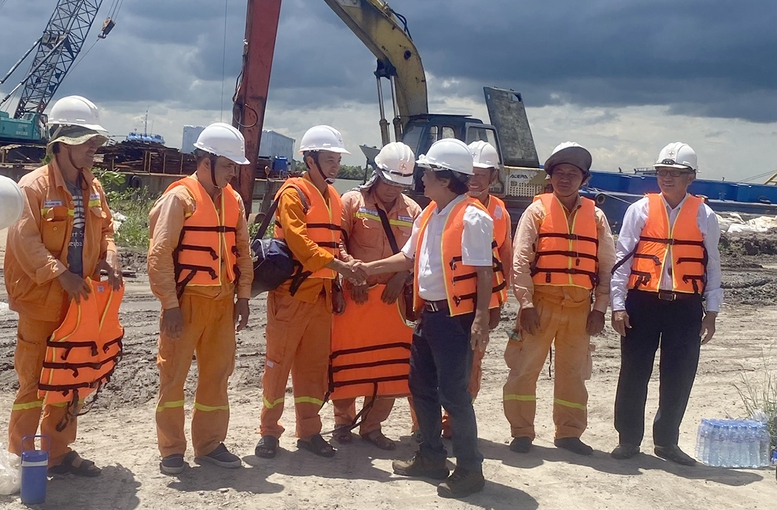 EVNNPT tăng cường lực lượng, tiếp sức cho dự án cấp điện ra Côn Đảo- Ảnh 1.