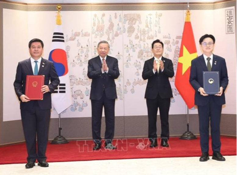 Tổng Bí thư Tô Lâm và Tổng thống Hàn Quốc Lee Jae Myung chứng kiến lễ trao Bản ghi nhớ tăng cường hợp tác năng lượng tái tạo giữa Bộ Công Thương Việt Nam và Bộ Công nghiệp, Thương mại và Năng lượng Hàn Quốc - Ảnh: TTXVN