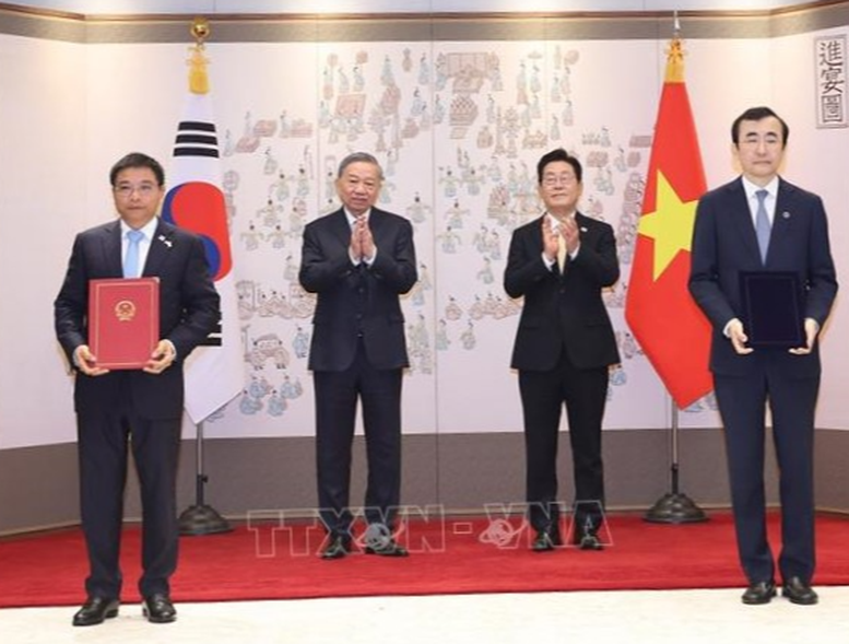 Tổng Bí thư Tô Lâm và Tổng thống Hàn Quốc Lee Jae Myung chứng kiến lễ trao Biên bản ghi nhớ hợp tác giữa Ủy ban Chứng khoán Nhà nước và Cơ quan Giám sát tài chính Hàn Quốc - Ảnh: TTXVN