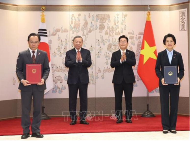 Tổng Bí thư Tô Lâm và Tổng thống Hàn Quốc Lee Jae Myung chứng kiến lễ trao Thỏa thuận sửa đổi bổ sung Bản ghi nhớ giữa Bộ Giáo dục và Đào tạo Việt Nam với Bộ Giáo dục Hàn Quốc về hợp tác giáo dục. Ảnh: TTXVN