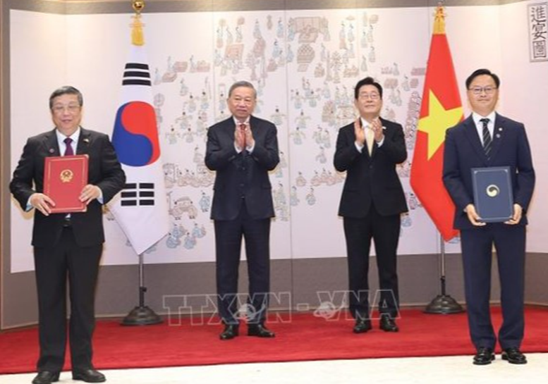 Tổng Bí thư Tô Lâm và Tổng thống Hàn Quốc Lee Jae Myung chứng kiến lễ trao Bản ghi nhớ về hợp tác nghề cá giữa Bộ Nông nghiệp và Môi trường Việt Nam và Bộ Thủy sản và Đại dương Hàn Quốc. Ảnh: TTXVN