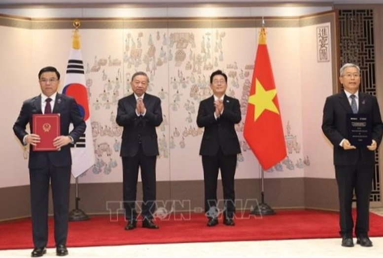 Tổng Bí thư Tô Lâm và Tổng thống Hàn Quốc Lee Jae Myung chứng kiến lễ trao Bản ghi nhớ hợp tác về phát triển nguồn nhân lực trong lĩnh vực năng lượng hạt nhân giữa Tập đoàn Công nghiệp Năng lượng quốc gia Việt Nam và Tập đoàn Điện lực Hàn Quốc - Ảnh: TTXVN